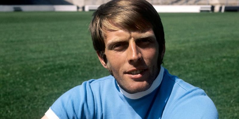 Alan Oakes là cái tên trung thành với màu áo xanh da trời nhất khi ra sân 676 lần 